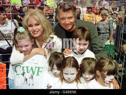 Schauspielerin Joanna Lumley und Schauspieler Martin Shaw mit Kindern, die in einem Käfig zu bedeuten, das Leiden von Tieren in der Welt der Landwirtschaft gelegt wurden. Die Demonstration markiert den 30. Jahrestag der Organisation "Compassion in World Farming". Stockfoto