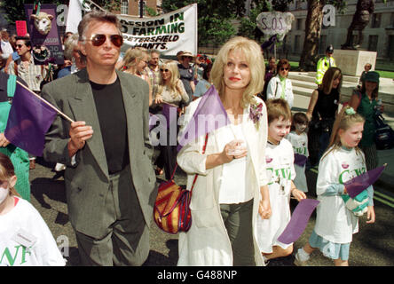 Schauspieler Martin Shaw und Schauspielerin Joanna Lumley während einer Demonstration das Leiden von Tieren in der Welt der internationalen Landwirtschaft hervorheben. Die Demonstration markiert den 30. Jahrestag des "Compassion in World Farming". 22.08.97: Martin Shaw, erwägt rechtliche Schritte gegen einen Busfahrer er behauptet ihn in eine Straße Wut Stil Attacke angegriffen. Herr Shaw, spielte Doyle in The Professionals hat eine drei-Zoll-klaffende Wunde unter sein Kinn und sieht ein Osteopath heute für die Behandlung von verletzten Rippen. Stockfoto