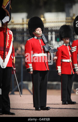 Ein Mitglied der Schotten Guards spürt die Hitze während der Wachwechsel-Zeremonie im Buckingham Palace in London. Stockfoto