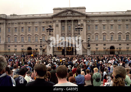 Nach dem Tod von Diana, Prinzessin von Wales, bei einem Autounfall in Paris heute (Sonntag) versammeln sich vor dem Buckingham Palace Menschenmengen. Stockfoto