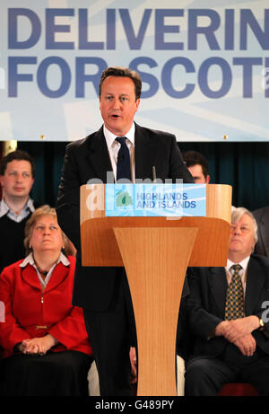 Premierminister David Cameron spricht im Rathaus von Inverness mit konservativen Parteiunterstützern, während er Schottland besucht, um während der schottischen Parlamentswahl Unterstützung anzubieten. Stockfoto