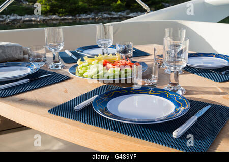 Frühstück auf der Jacht, Esstisch auf dem Oberdeck im Luxus-Yacht. Stockfoto