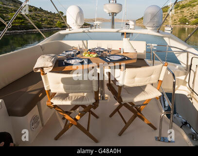 Frühstück auf der Jacht, Esstisch auf dem Oberdeck im Luxus-Yacht. Stockfoto