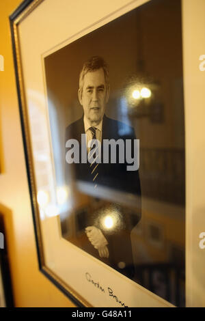 Ein fotografisches Porträt des ehemaligen britischen Premierministers Gordon Brown hängt in der Downing Street Nr. 10 in London, England. Stockfoto