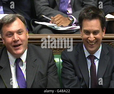 Der Labour-Parteivorsitzende Ed Miliband mit dem Schattenkanzler Ed Balls während der Fragen des Premierministers im Unterhaus, London. Stockfoto