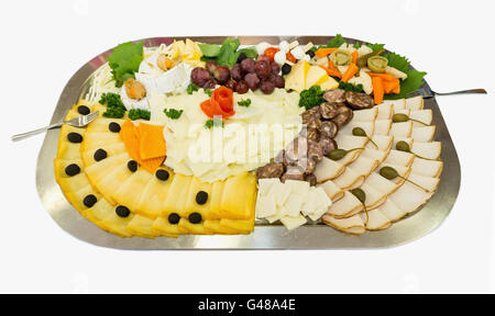 Kalte Platte mit Schinken, Käse, Oliven, Wurst, frisches Obst und Gemüse. Stockfoto