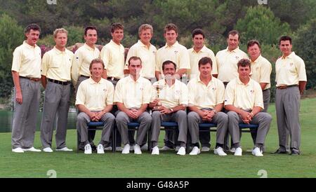 European Ryder Cup Team: (Vorne l/r) Bernhard langer; Thomas Bjorn; Kapitän Severiano Ballesteros; Nick Faldo und Darren Clarke. (Hintere Reihe l/r) per-Ulrik Johansson; Ignacio Garrido; Jesper Parnevik; Colin Montgomerie; Lee Westwood; Jose Maria Olazabal; Costantino Rocca und Ian Woosnam, die später in dieser Woche im spanischen Valdarrama Golf Club die USA spielen. (Ballesteros Assistent Miguel Angel Jiminex extrem links hinten) und Miguel Angel Martin (extrem rechts hinten). Foto von Barry Batchelor/PA Stockfoto