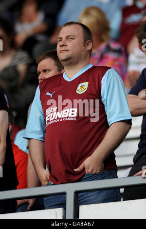 Fußball - npower Football League Championship - Derby County / Burnley - Pride Park. Gesamtansicht eines Burnley-Fans auf den Tribünen. Stockfoto