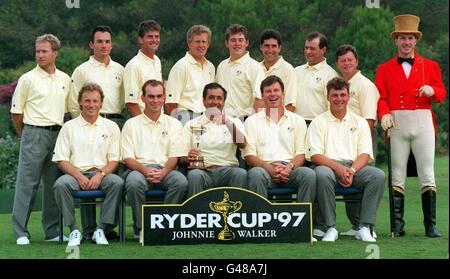 European Ryder Cup Team : (vorne l/r) Bernhard langer; Thomas Bjorn; Kapitän Severiano Ballesteros; Nick Faldo und Darren Clarke. (Hintere Reihe l/r) per-Ulrik Johansson; Ignacio Garrido; Jesper Parnevik; Colin Montgomerie; Lee Westwood; Jose Maria Olazabal; Costantino Rocca und Ian Woosnam, die später in dieser Woche im spanischen Valdarrama Golf Club die USA spielen. Das Team wird von einem vertreten aus dem Turnier Sponsoren Johnnie Walker beigetreten. Foto von Rebecca Naden/PA Stockfoto