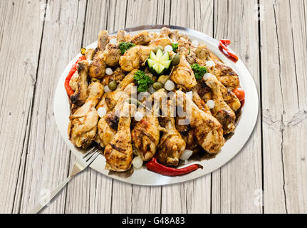 Gebratenes Huhn Drumsticks auf Platte Stockfoto