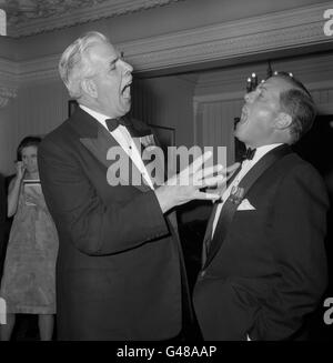 Richard Attenborough, rechts, der RSM Lauderdale in 'Guns at Batasi' spielt, stimmt mit dem Stentorianerbalg des ehemaligen RSM Ronald Brittain bei der Weltpremiere des Films überein. Stockfoto