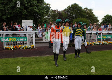 Jockey's Aidan Coleman (links), Liam Aspell und Paul Moloney betreten den Paradering vor dem Casino bei Bet365.com Flat V Jump Jockeys Handicap Stockfoto