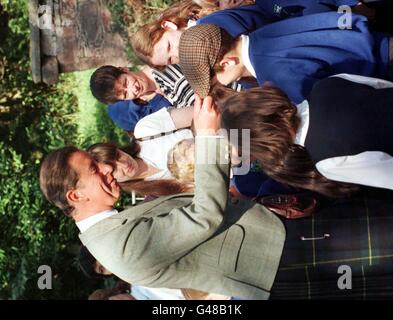 Der Prinz von Wales hält an, um mit Schulkindern zu sprechen, während er heute (Donnerstag) die Stanley Mills in der Nähe von Perth besucht, die vom Phoenix Trust restauriert werden. Foto von Chris Bacon/PA Stockfoto