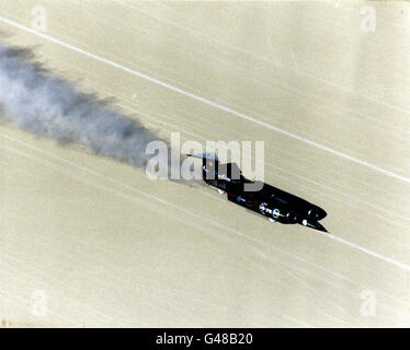 Das von RAF Tornado Pilot Squadron Leader Andy Green angetriebene britisch konstruierte Schubfahrzeug SSC fährt durch die Wüste von Nevada, um einen neuen Geschwindigkeitsrekord für das Land zu erreichen und hoffentlich die Schallmauer zu durchbrechen. * früher wurde das Auto das erste Landfahrzeug, das 719.1mph erreichte, aber nicht als neuer Weltrekord auf einer Formalität qualifiziert. Stockfoto