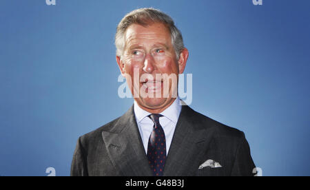 Der britische Prinz Charles bei einem Besuch bei der offiziellen Eröffnung des neu renovierten Dumfries House in Ayrshire, Schottland. Stockfoto