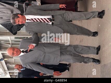 Der ehemalige Newcastle United-Manager Kevin Keegan (rechts) trifft mit dem Clubbesitzer Mohamed Al Fayed beim FC Fulham ein. Keegan ist dem Club der zweiten Division als Chief Operativ Officer beigetreten. 17/2/99: Keegan machte vorübergehend England Manager (4 Spiele). Stockfoto