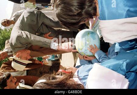 Der Herzog von Edinburgh zeigt den Schülern der Aga Khan Schule in Bolphok an der nordwestlichen Grenze Pakistans die britischen Inseln auf der Welt auf. Foto von John Stillwell/PA. (Poolfoto) Stockfoto