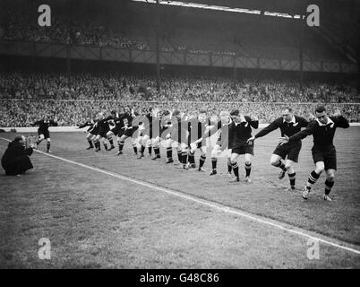 Rugby Union - London Counties / Neuseeland - Twickenham. Der Haka wird vom Neuseeland-Team aufgeführt. Stockfoto