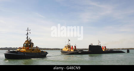 Drei Schlepper bringen heute das neueste und fortschrittlichste U-Boot der Royal Navy, HMS Astute, in Southampton zusammen, um die Stadt für einen fünftägigen Besuch zu besuchen. Stockfoto