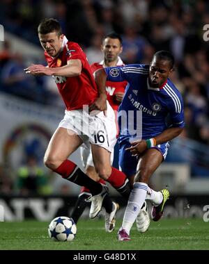 Fußball - UEFA Champions League - Viertelfinale - Erstes Bein - Chelsea gegen Manchester United - Stamford Bridge. Michael Carrick von Manchester United (links) und Chelsea'S Didier Drogba kämpfen um den Ball Stockfoto