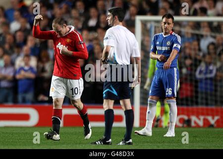 Fußball - UEFA Champions League - Viertelfinale - Erstes Bein - Chelsea gegen Manchester United - Stamford Bridge. Wayne Rooney von Manchester United (links) feiert das erste Tor seiner Spielesolidarin, wie Chelsea-Kapitän John Terry (rechts) sieht Stockfoto