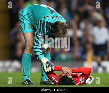 Fußball - UEFA Champions League - Viertelfinale - Erstes Bein - Chelsea gegen Manchester United - Stamford Bridge. Manchester United Torwart Edwin Van der Sar (links) kontrolliert Teamkollege Rafael Da Silva (rechts), während er auf dem Spielfeld verletzt liegt Stockfoto