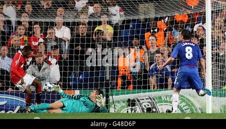 Fußball - UEFA Champions League - Viertelfinale - Erstes Bein - Chelsea gegen Manchester United - Stamford Bridge. Chelsea's Frank Lampard (rechts) hat einen Schuss vom Manchester United's Patrice Evra (links) aus der Linie geräumt Stockfoto