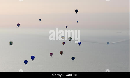 Eine Gruppe von Luftballons macht sich auf den Weg nach Frankreich, nachdem sie von Lydden Hill Race Circuit in der Nähe von Canterbury, Kent, abheben, während eines Weltrekordversuchs, die größte Anzahl von Heißluftballons über den Ärmelkanal zu bringen. Stockfoto