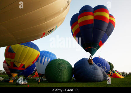 Heißluftballons starten von Lydden Hill Race Circuit in der Nähe von Canterbury, Kent, während eines Weltrekordversuchs, die größte Anzahl von Heißluftballons über den Ärmelkanal zu bringen. Stockfoto