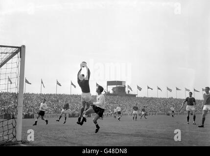 Manchester United Torwart David Gaskell holt den Ball unter Druck Von Fulham's Dave Metchick Stockfoto