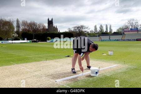 Worcestershire-Chef-Platzwart Tim Packwood markiert die Falte für ihr Eröffnungsspiel der LV County Championship gegen Yorkshire morgen, bei einem Pressetag auf dem County Ground, Worcester. Stockfoto