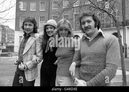 Brotherhood of man wurde ausgewählt, Großbritannien beim Eurovision Song Contest 1976 zu vertreten, L-R: Nicky Stevens, Martin Lee, Lee Sheridan und Sandra Stevens Stockfoto