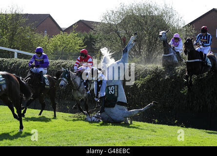 Jockey will Kennedy fällt während des Ladies Day auf der Aintree Racecourse in Liverpool von Pickamus am Becher's Brook in der John Smith's Topham Steeple Chase. Stockfoto