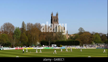 Cricket - Liverpool Victoria County Championship - Division One - Tag 1 - Worcestershire / Yorkshire - The County Ground. Gesamtansicht des Spiels während der Liverpool Victoria County Championship Division ein Spiel auf dem County Ground, Worcester. Stockfoto
