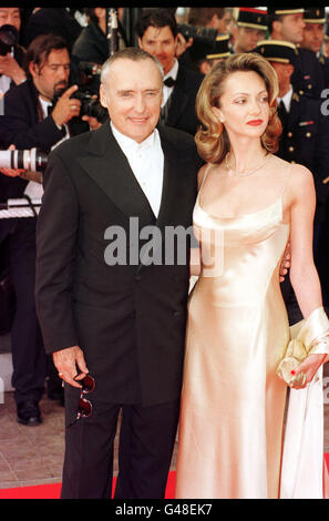 Cannes Dennis Hopper. Schauspieler Dennis Hopper und seine Victoria bei den 50. Filmfestspielen in Cannes. Stockfoto