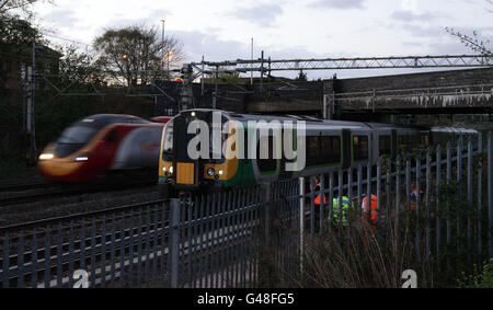 Der 16.25 Uhr-Service von Northampton nach London, der von der Londoner Bahngesellschaft Midland betrieben wird, steht in der Nähe des Bahnhofs Leighton Buzzard in Bedfordshire, nachdem heute in der abendlichen Hauptverkehrszeit ein Passagier getötet wurde, als in einer Toilette des Pendlerzuges ein Feuer ausbrach. Stockfoto