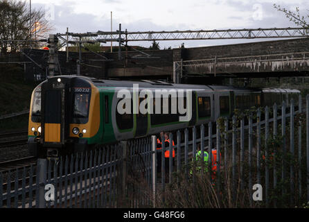 Der 16.25 Uhr-Service von Northampton nach London, der von der Londoner Bahngesellschaft Midland betrieben wird, steht in der Nähe des Bahnhofs Leighton Buzzard in Bedfordshire, nachdem heute in der abendlichen Hauptverkehrszeit ein Passagier getötet wurde, als in einer Toilette des Pendlerzuges ein Feuer ausbrach. Stockfoto