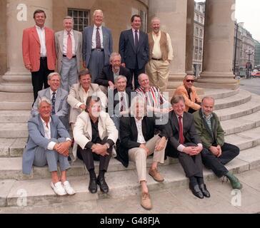 Fünfzehn der ursprünglichen Radio 1 DJ-Line-up auf den Stufen von All Soul's Church, Central London, in einer Nachbildung der ursprünglichen Werbefoto vor 30 Jahren, die den neuen Sender gestartet. * (L-R) hintere Reihe: Tony Blackburn, Jimmy Young, Robin Scott (1. Controller), Duncan Johnson (hockend), Dave Cash und Pete Brady; mittlere Reihe: Bob Holness, Terry Wogan, Keith Skues, Chris Denning und Pete Myers; vordere Reihe: Pete Murray, Ed Stewart, Pete Drummond, Mike Ahern und John Peel. Auf dem Originalbild fehlen Barry Aldiss, Kenny Everett und Mike Raven, alle verstorben; Mike Stockfoto