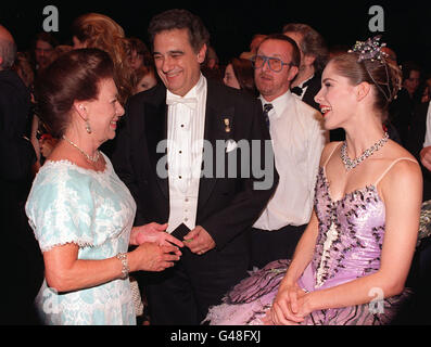 Prinzessin Margaret unterhält sich heute Abend (Montag) im Royal Opera House mit dem Tenor Placido Domingo und der Ballerina Darcey Bussell hinter der Bühne, nachdem die Künstler in einer Abschiedsgala aufgetreten sind. Das viktorianische Gebäude wird nun für zwei Jahre geschlossen, während Renovierungsarbeiten stattfinden. Die Wiedereröffnung ist für Dezember 1999 geplant. Foto von John Stillwell/PA/WPA ROTA. SIEHE PA GESCHICHTE ARTS OPERA. Stockfoto