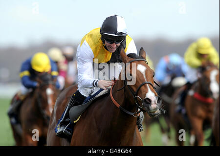 Eton Forever von Neil Callan geritten gewinnt den William Hill Frühlingsmeile Stockfoto