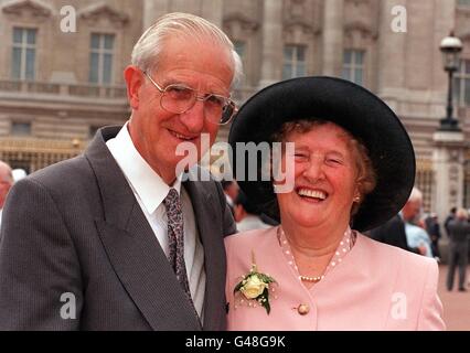 Das goldene Hochzeitspaar Arthur und Nessie Barker aus Mansfield, Notts, vor dem Buckingham Palace am heutigen Nachmittag (Dienstag), bevor sie das Gelände für eine besondere Gartenparty betreten. Die Königin und der Herzog von Edinburgh haben 4,000 Paare, die alle 1947 verheiratet waren, zu der Veranstaltung eingeladen, die im Rahmen der Feierlichkeiten zu ihrem 50. Hochzeitstag gefeiert wurde. Foto von Fiona Hanson/PA. SEHEN SIE SICH die Geschichten zum königlichen Jahrestag von PA an. Stockfoto