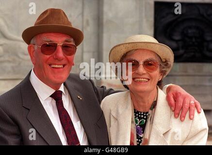 Das goldene Hochzeitspaar Fred und Eileen Cooper aus Amesbury, Wilts, vor dem Buckingham Palace heute Nachmittag (Dienstag), bevor sie das Gelände für eine besondere Gartenparty betreten. Die Königin und der Herzog von Edinburgh haben 4,000 Paare, die alle 1947 verheiratet waren, zu der Veranstaltung eingeladen, die im Rahmen der Feierlichkeiten zu ihrem 50. Hochzeitstag gefeiert wurde. Foto von Fiona Hanson/PA. SEHEN SIE SICH die Geschichten zum königlichen Jahrestag von PA an. Stockfoto