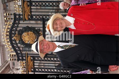 Das goldene Hochzeitspaar Ida und Doug Bewley aus Neuseeland vor dem Buckingham Palace am heutigen Nachmittag (Dienstag), bevor es zu einer besonderen Gartenparty ins Gelände ging. Die Königin und der Herzog von Edinburgh haben 4,000 Paare, die alle 1947 verheiratet waren, zu der Veranstaltung eingeladen, die im Rahmen der Feierlichkeiten zu ihrem 50. Hochzeitstag gefeiert wurde. Foto von John Stillwell/PA. SEHEN SIE SICH die Geschichten zum königlichen Jahrestag von PA an. Stockfoto