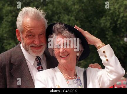 Das goldene Hochzeitspaar Bernard und Eileen Slaughter aus Weybourne, Norfolk, vor dem Buckingham Palace am heutigen Nachmittag (Dienstag), bevor es zu einer besonderen Gartenparty ins Gelände ging. Die Königin und der Herzog von Edinburgh haben 4,000 Paare, die alle 1947 verheiratet waren, zu der Veranstaltung eingeladen, die im Rahmen der Feierlichkeiten zu ihrem 50. Hochzeitstag gefeiert wurde. Foto von Fiona Hanson/PA. SEHEN SIE SICH die Geschichten zum königlichen Jahrestag von PA an. Stockfoto