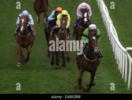 Jockey Silvestre de Sousa über Schubsteuerung (vorne rechts) Leitet das Feld bei den Williamhill.com Einsätzen Stockfoto