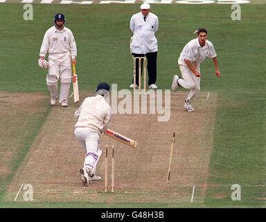 Zerschlagen! Der englische Mike Smith, der sein Testspiel-Debüt gibt, wird vom australischen Schnellbowler Jason Gillespie klar durchbockt, als England heute (Freitag) am zweiten Tag des vierten Testmatches in Headingley zusammenbricht. Foto John Giles/PA. Stockfoto