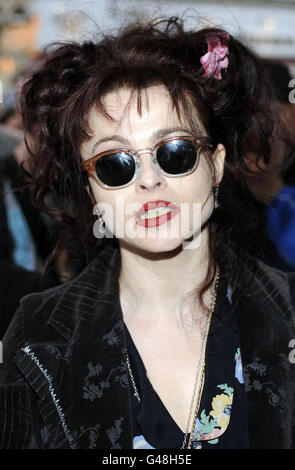 Helena Bonham Carter kommt im Novello Theatre, The Aldwych, London, zur Pressenacht von Betty Blue Eyes an. Stockfoto