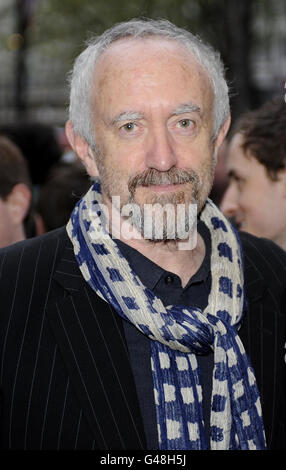 Jonathan Pryce kommt im Novello Theatre, The Aldwych, London, zur Pressenacht von Betty Blue Eyes an. Stockfoto