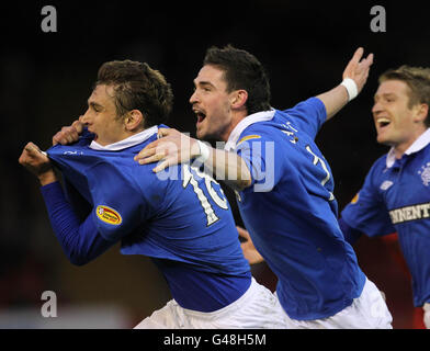 Ranger's Nikica Jelavic (rechts) feiert mit Kyle Lafferty, nachdem er das erste Tor beim Clydesdale Bank Scottish Premier League Spiel im Pittodrie Stadium, Aberdeen, erzielt hat. Stockfoto