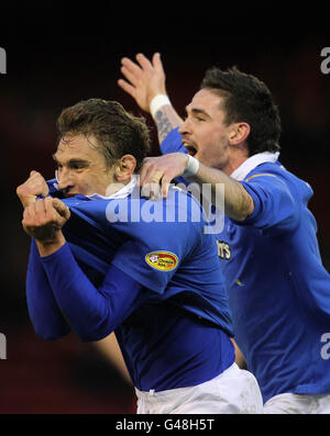 Ranger's Nikica Jelavic (rechts) feiert mit Kyle Lafferty, nachdem er das erste Tor beim Clydesdale Bank Scottish Premier League Spiel im Pittodrie Stadium, Aberdeen, erzielt hat. Stockfoto